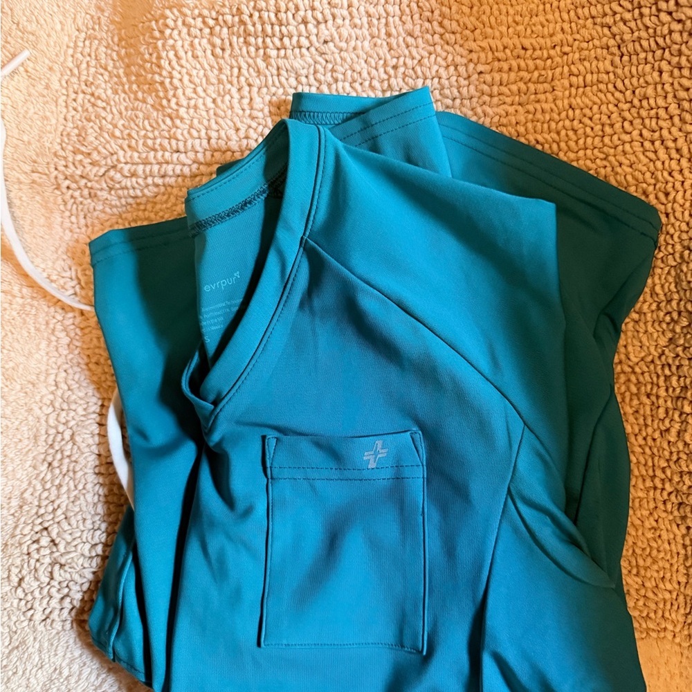 FITS scrubs Teal Scrub set. V-neck top and joggers Women's Comfortable Workwear